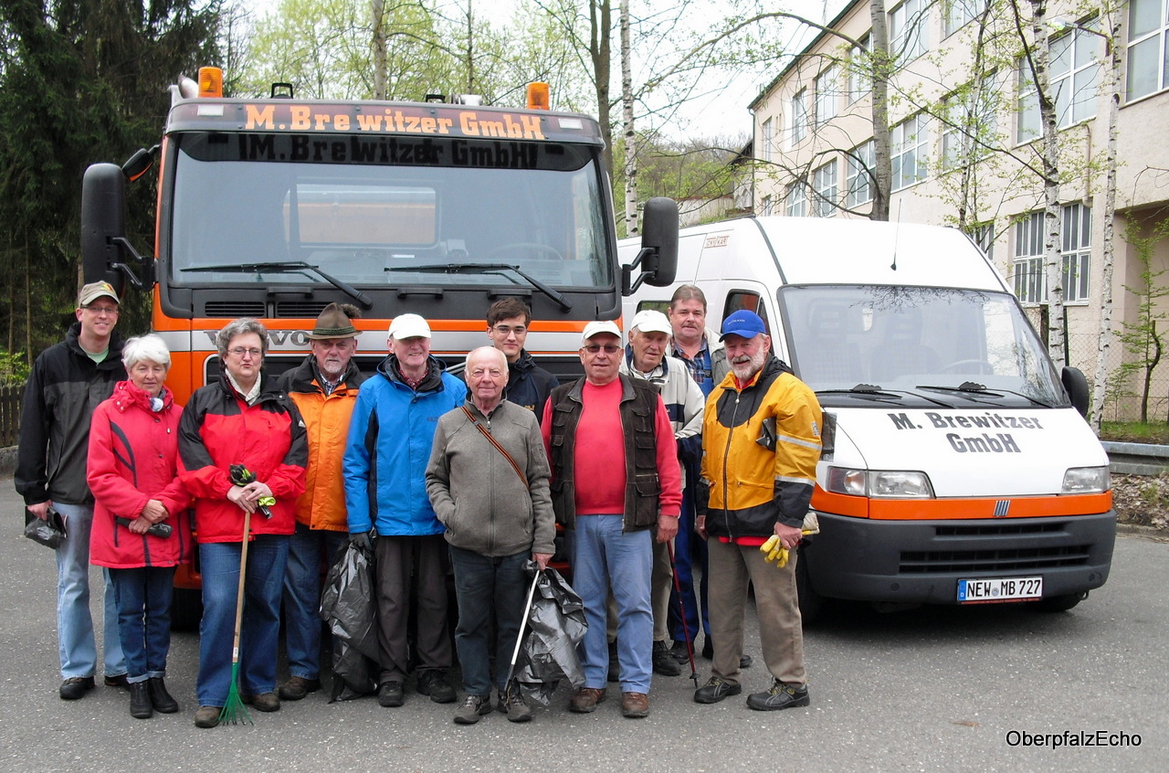 Dartscheibe und Turnschuh im Straßengraben