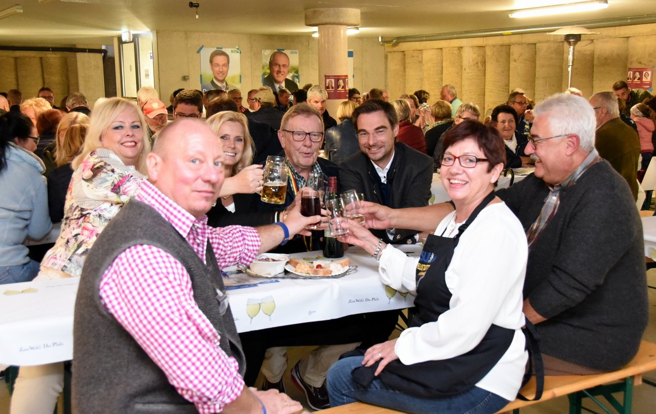 Fruchtiger Wein in der Tiefgarage – Weinfest der CSU Neustadt