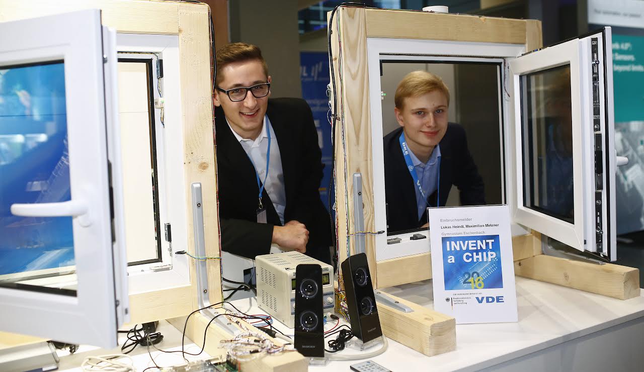Eschenbacher Schüler gewinnen 2.000 Euro bei „Invent a Chip“