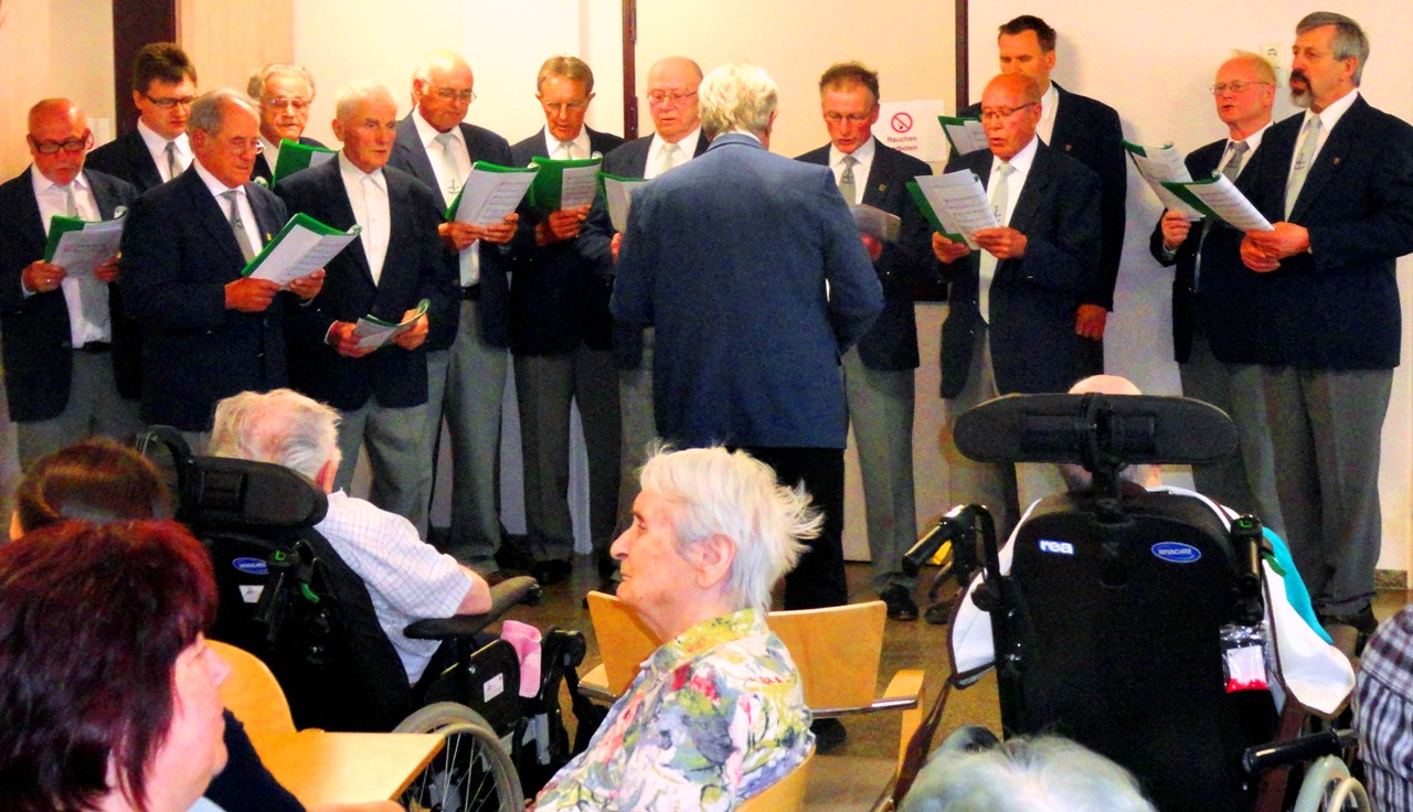 Kurzweilig und unterhaltsam – MGV Kaimling tritt im Heim St. Laurentius auf