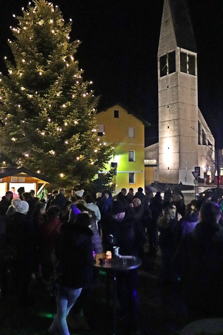 Marktgemeinde stößt auf schönsten Christbaum an