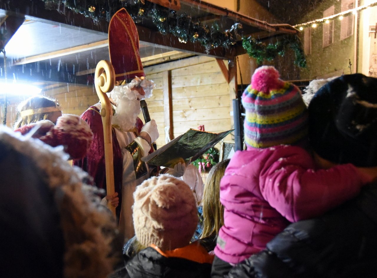 Christkindlmarkt mit viel Musik: Nikolaus und Christkind bringen Päckchen mit
