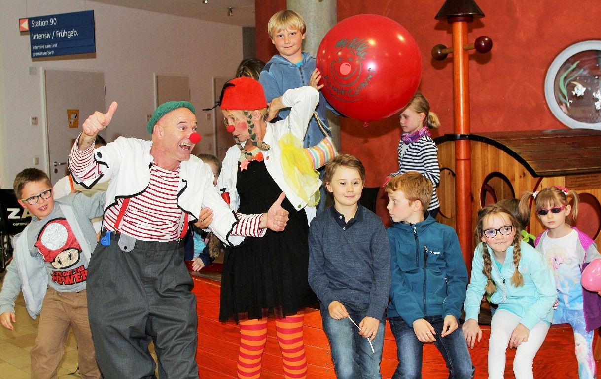 Tolle Hilfe: Kommunionkinder spenden für die KlinikClowns
