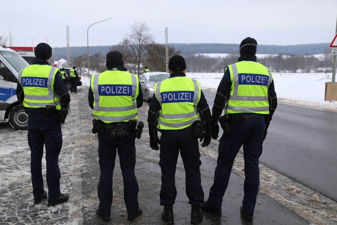 Autofahrer durchbricht Grenzkontrolle