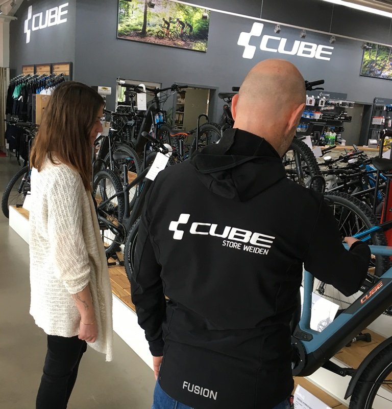 Kunden stürmen Cube-Store Weiden