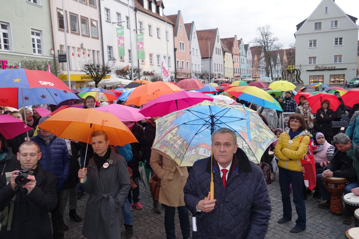 Bunte Schirme gegen Rassismus
