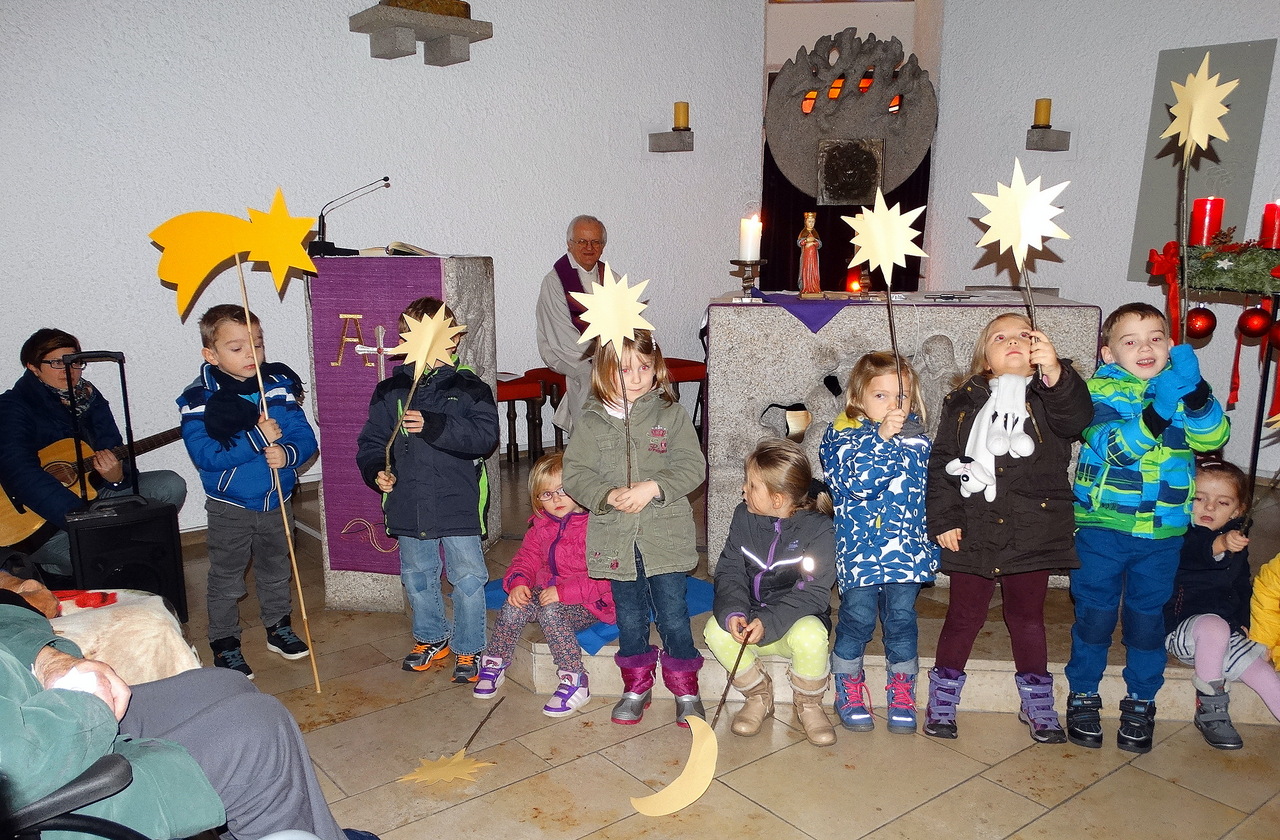 Jung und Alt gestalten gemeinsame Adventsandacht