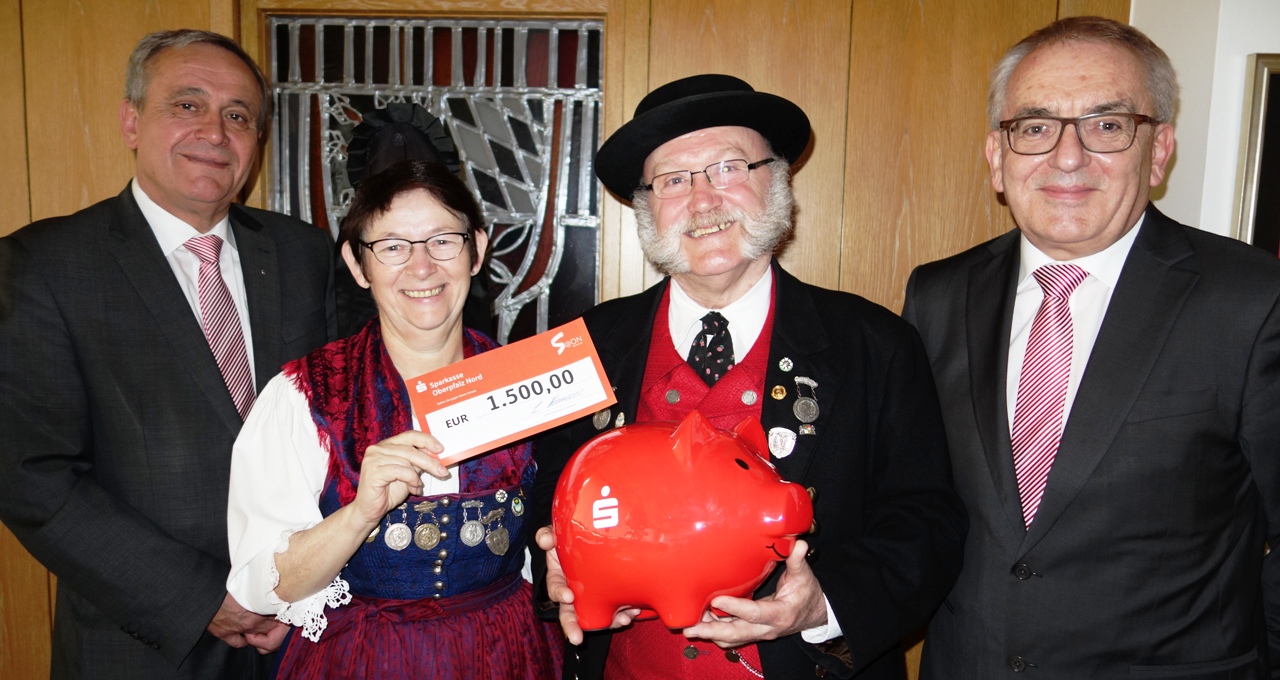 Spende aus rotem Sparschwein
