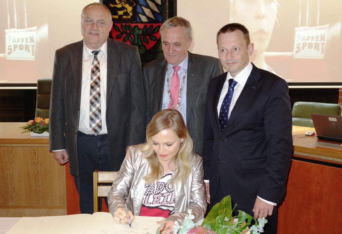 Boxweltmeisterin Regina Halmich: Eintrag ins Goldene Buch