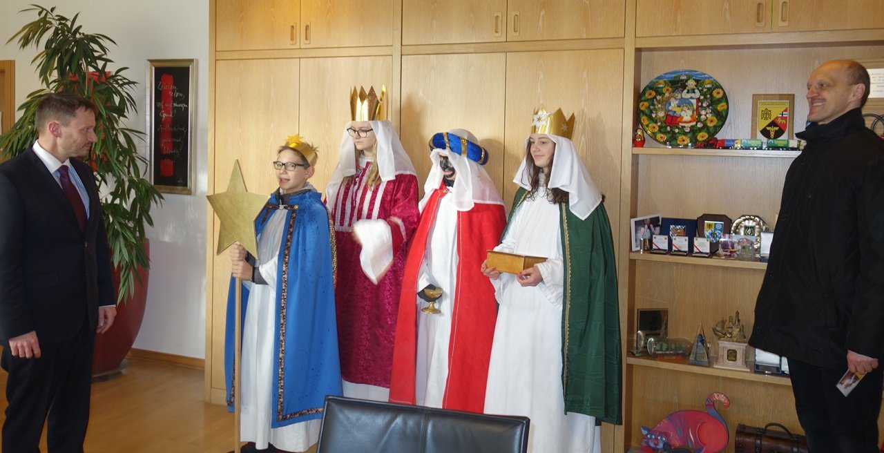 Sternsinger bringen Segen in das Neue Rathaus