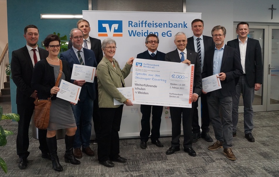 In die Zukunft investieren: Raiffeisenbank spendet 12.000 Euro an Weidener Schulen