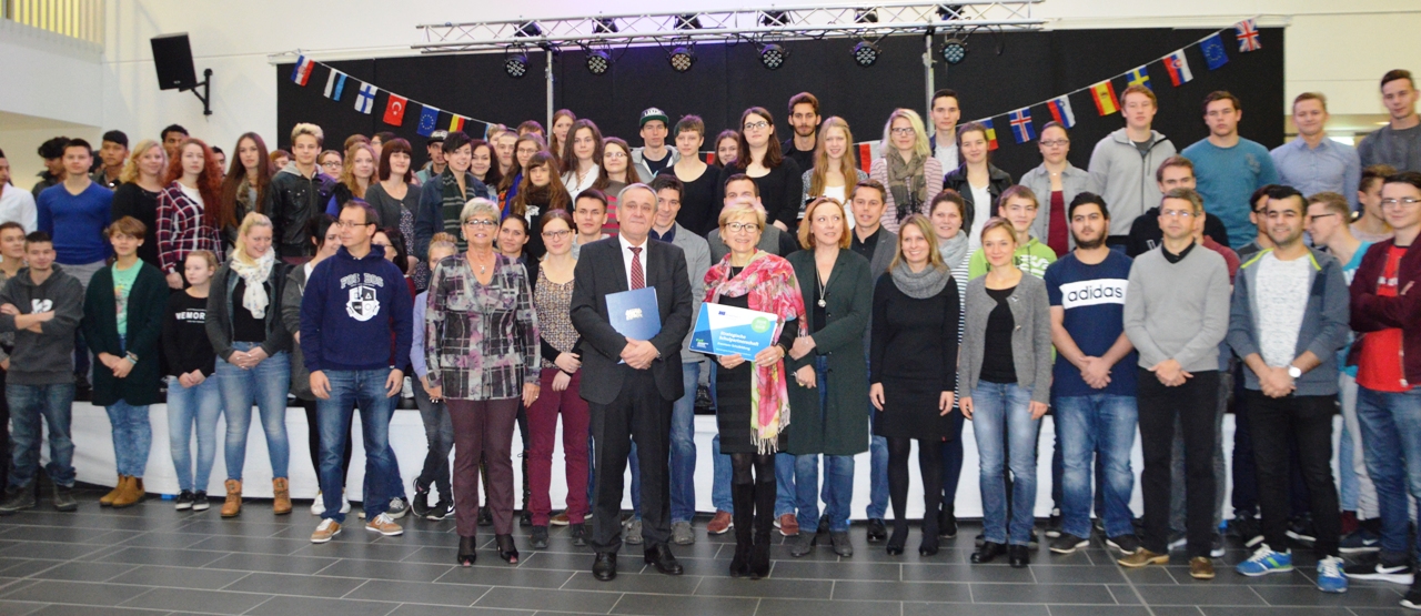 FOS/BOS-Schüler jubeln für Europaurkunde