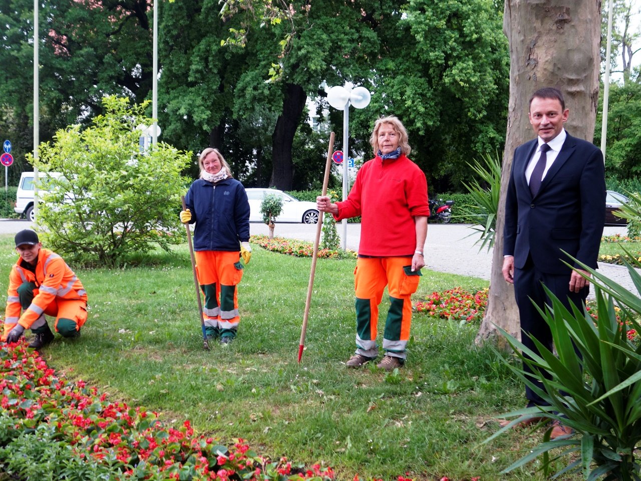 Alles neu macht der Mai: Blütenpracht vor neuem Rathaus