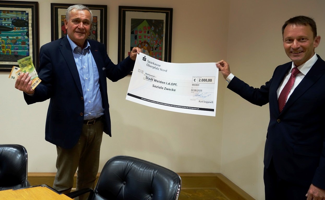 Oberbürgermeister a.D. übergibt Spendenscheck