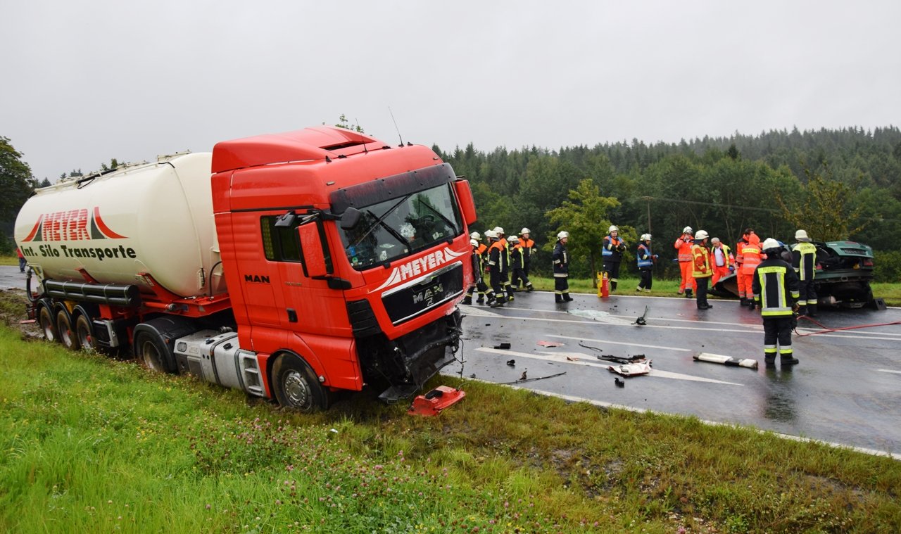 Autofahrer (20) stirbt bei Unfall mit Lkw
