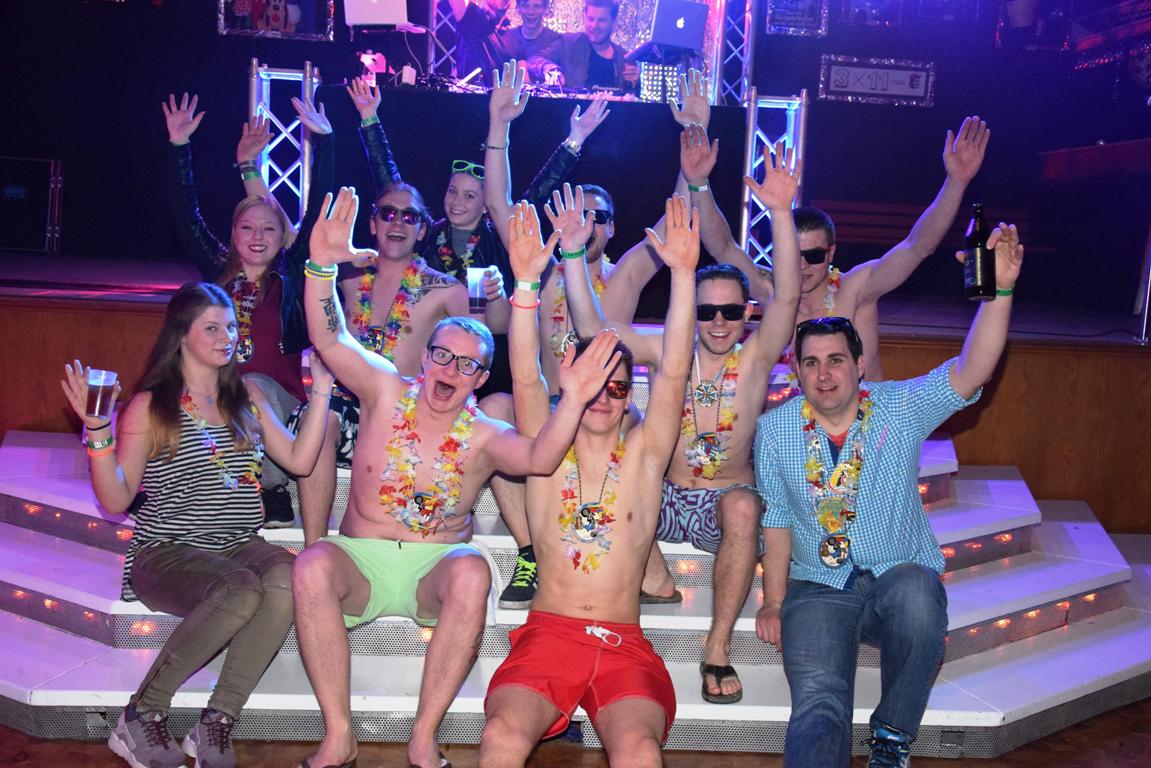 Jubiläumsfasching des VFV: Beachparty lockt hunderte Besucher – auch in Badehose