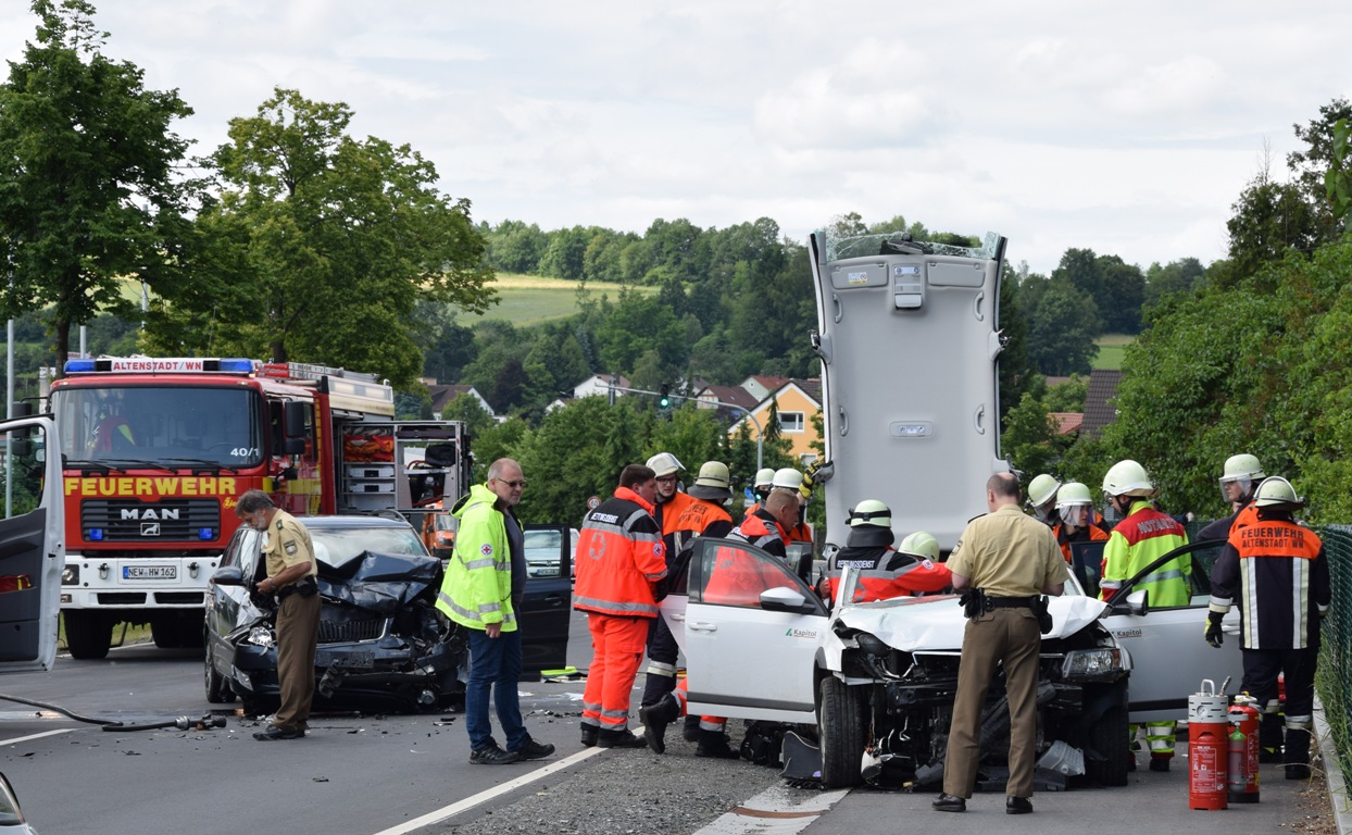 [Update] Schwerer Unfall auf der B22 bei Altenstadt