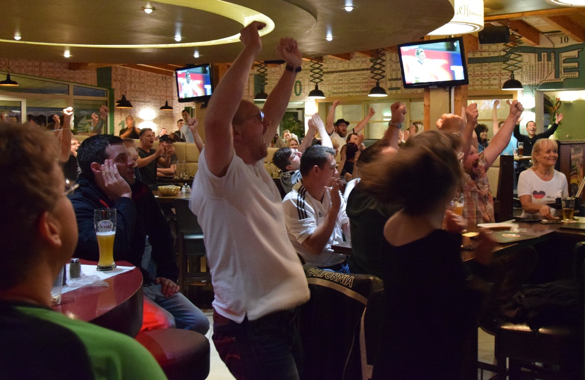Am Sonntag beginnt die Fußball-WM in Katar, aber die Begeisterung hält sich in Grenzen