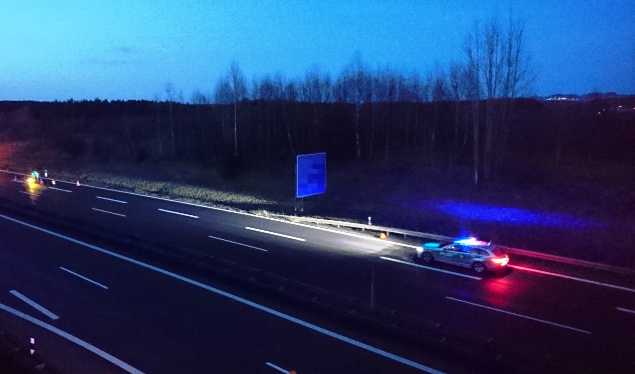 Unbekannter wirft Gegenstand von Autobahnbrücke