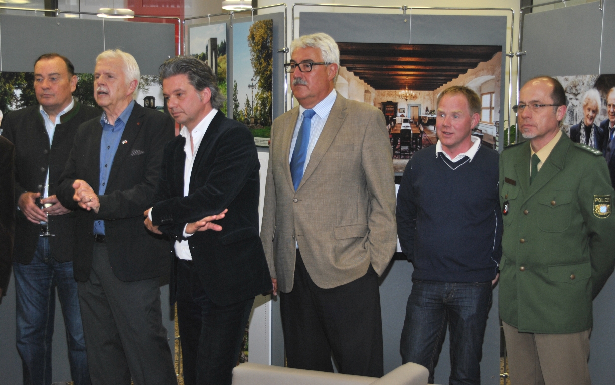 Fotoausstellung „Goldene Straße“ in der Sparkasse Neustadt
