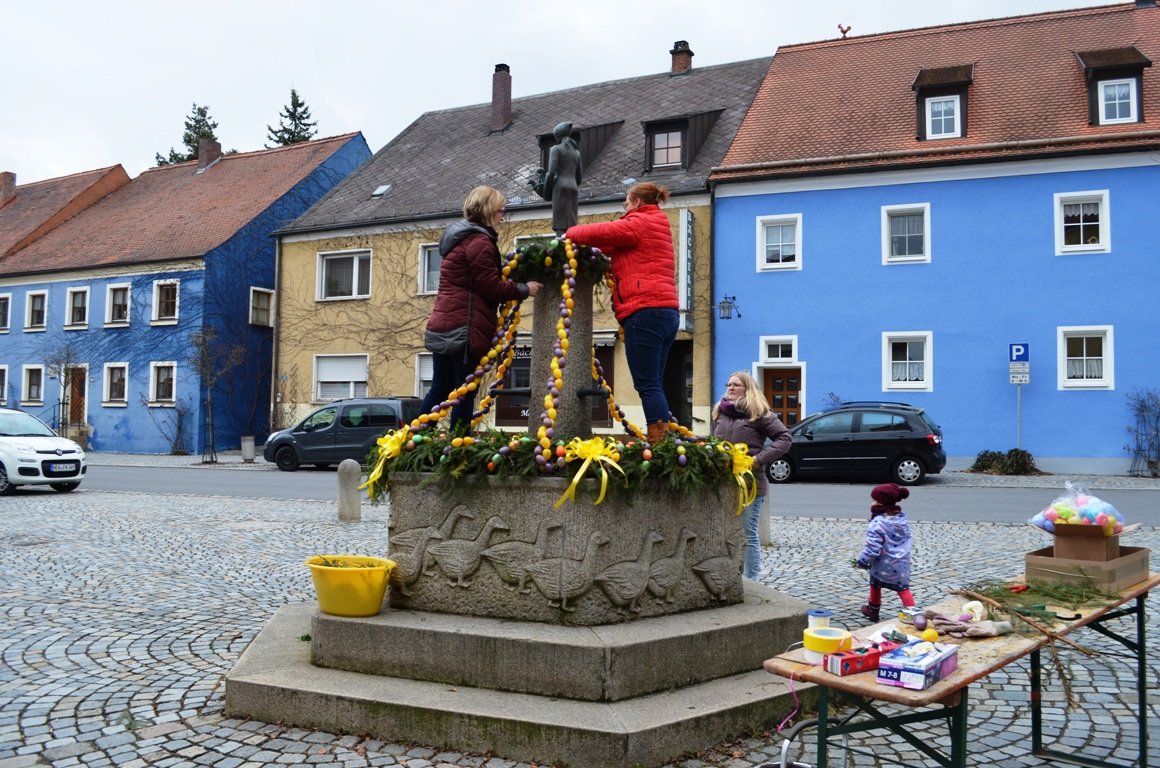 Osterbrunnen ziert Luher Marktplatz