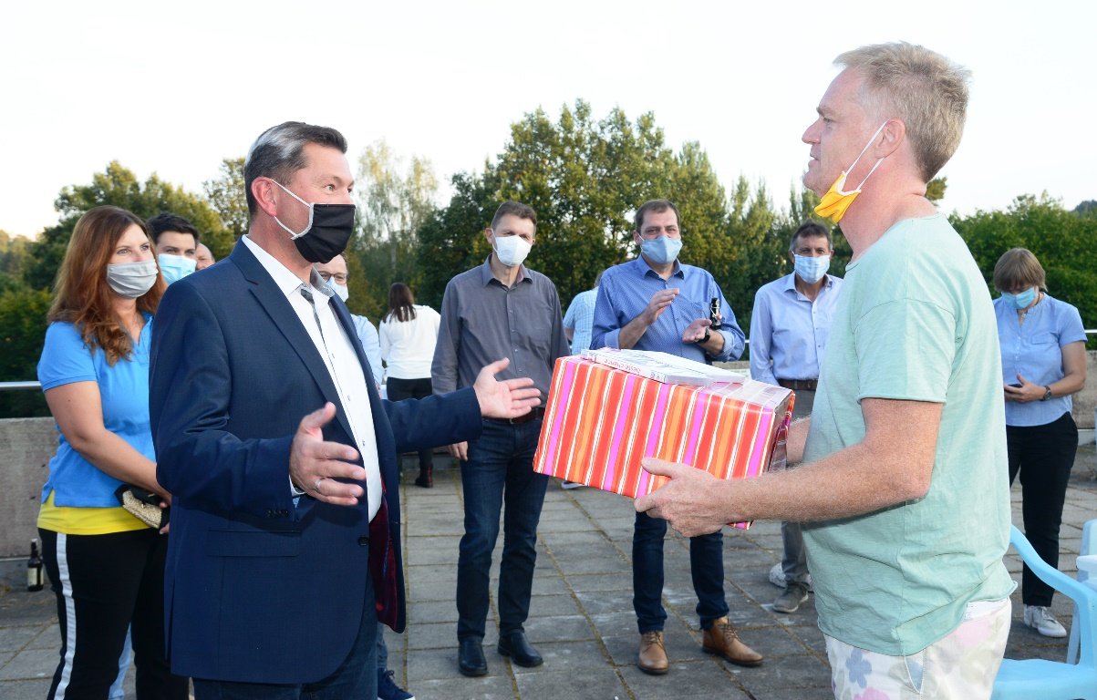 „Beckenrand Sheriff“- Crew mit vielen Unterschriften und einem Geschenk