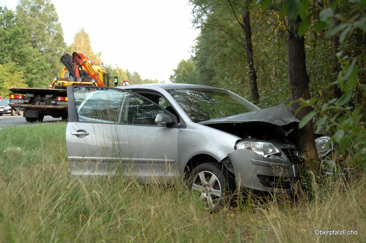 Stauende übersehen: Polo prallt gegen Baum