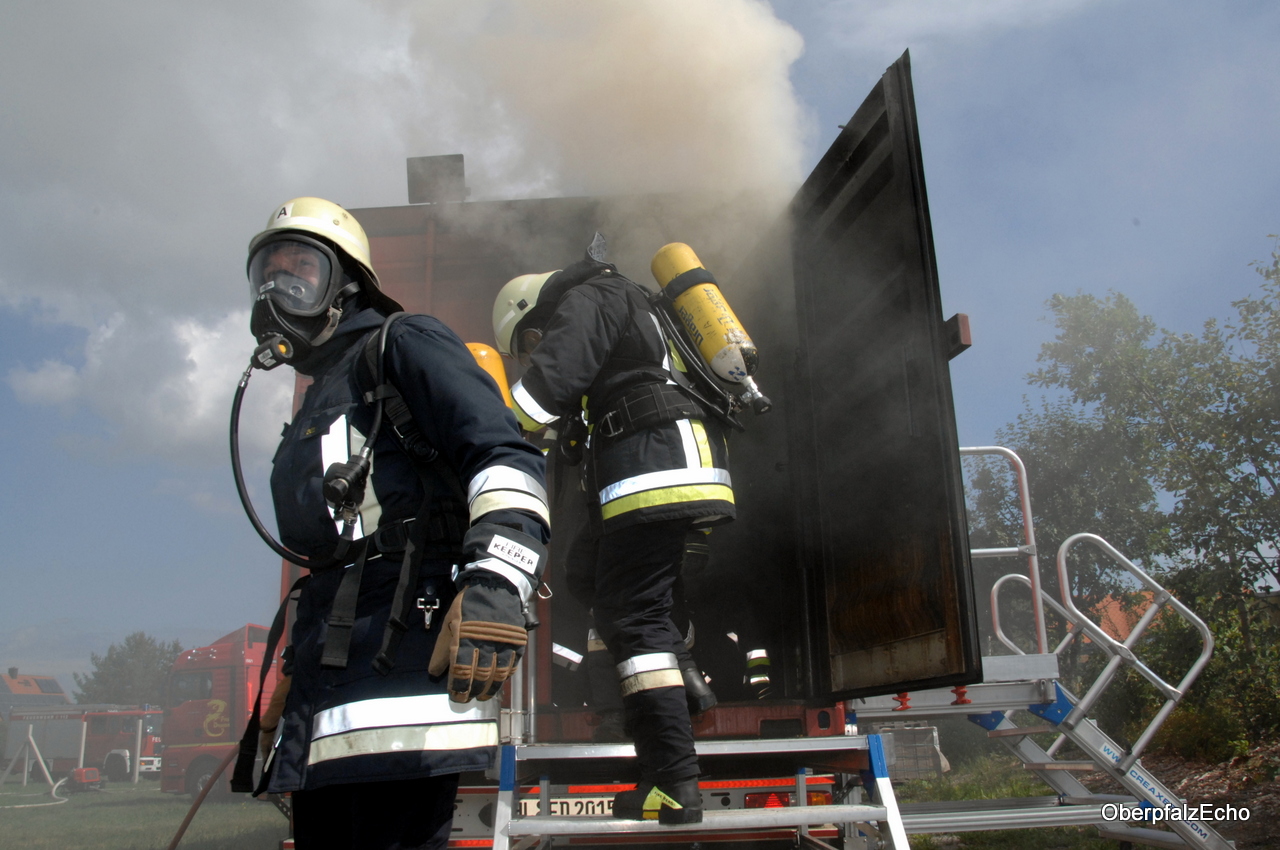 Feuerwehr extrem: Training im Brandübungscontainer