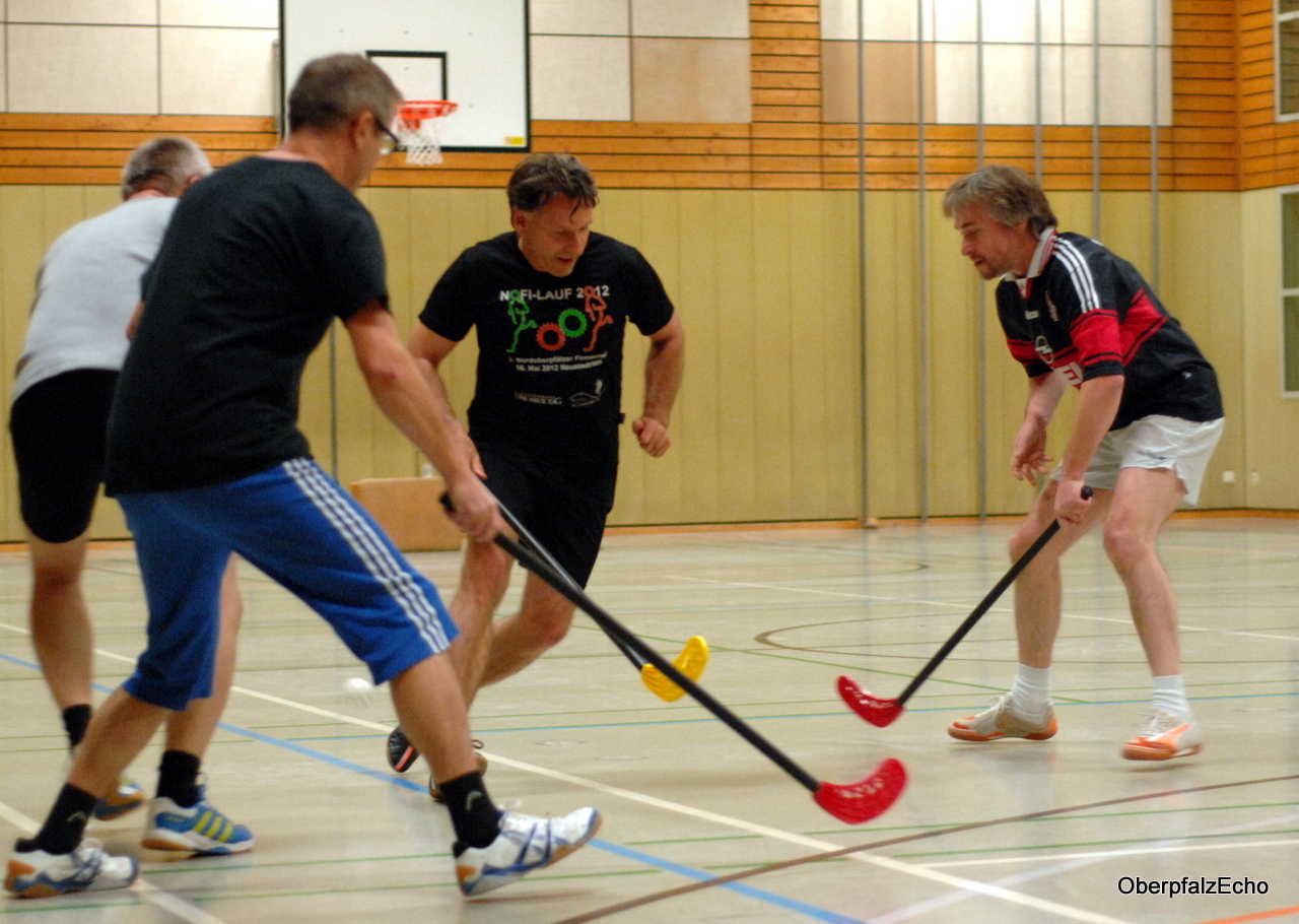 Stoppen, Passen, Sprinten – fit mit Floorball