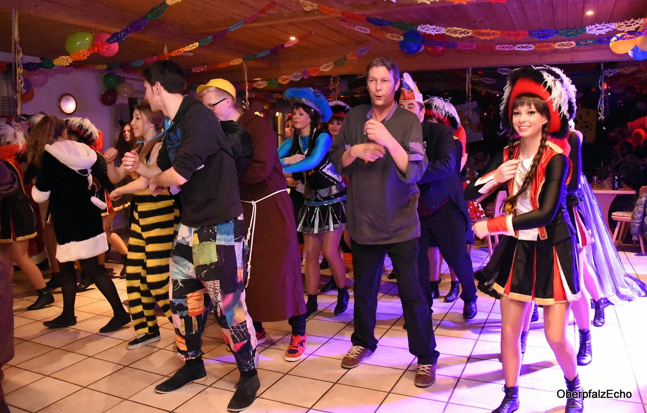 Sportlerfasching: Fußballer und Narren gemeinsam