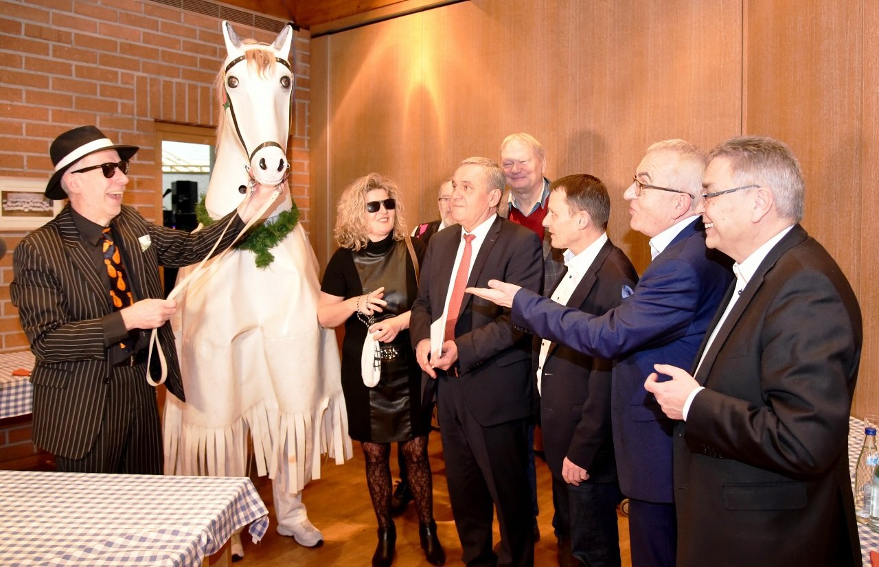 Beste Rosenmontagstradition: Ein Schimmel im Rathaus