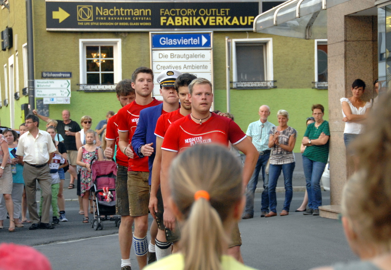 Flammenshow, Stangentänzerinnen und chillige Atmosphäre