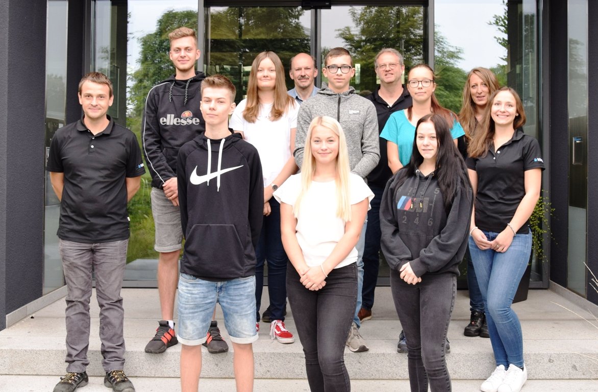 Irlbacher heißt sieben neue Auszubildende Willkommen