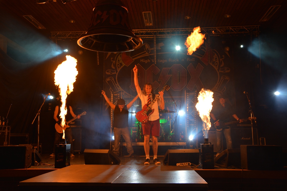Rocknacht mit AC/DX – Pressather-Fans rocken die Bühne