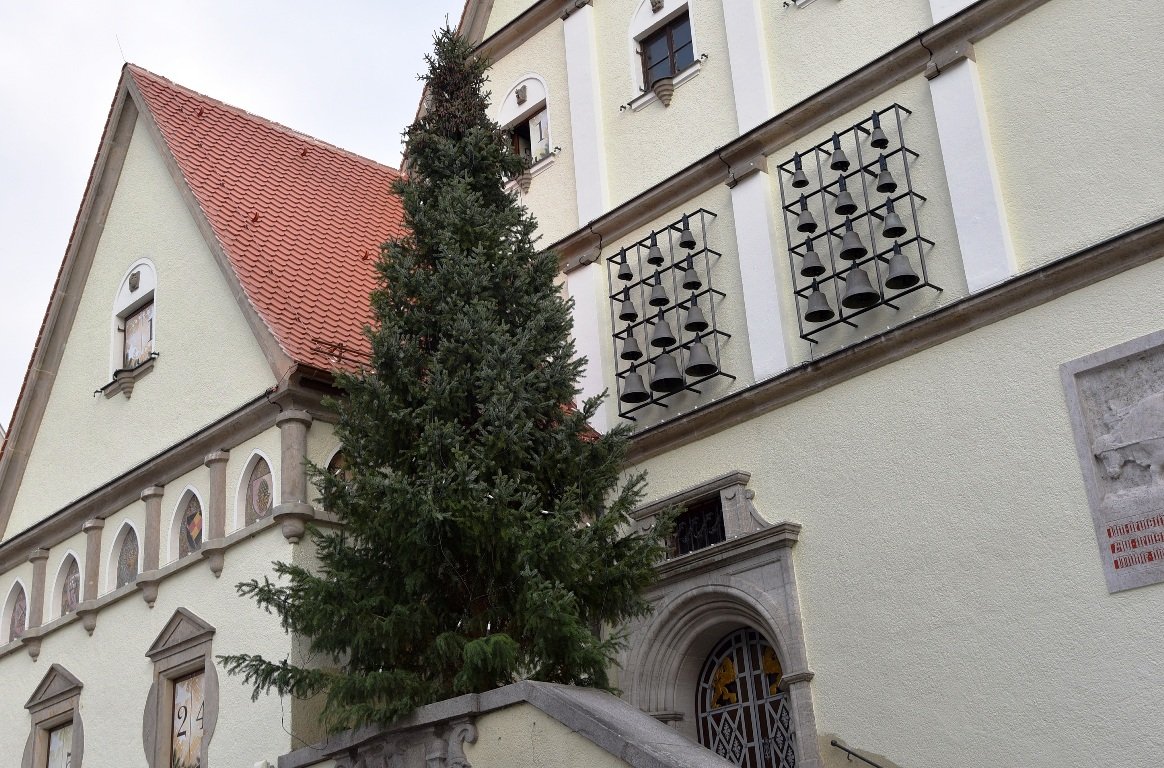 Es weihnachtet in Weiden: Letzter Christbaum steht