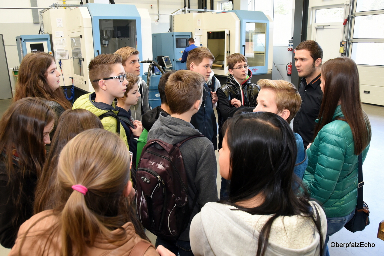 Realschüler besichtigen Werkzeugbauer Zechmayer