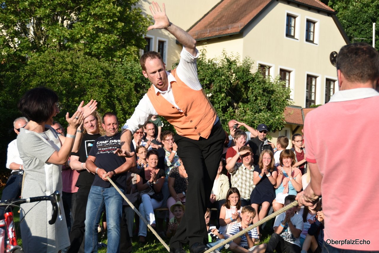 Beschwingtes Parkstein: Feiern mal anders