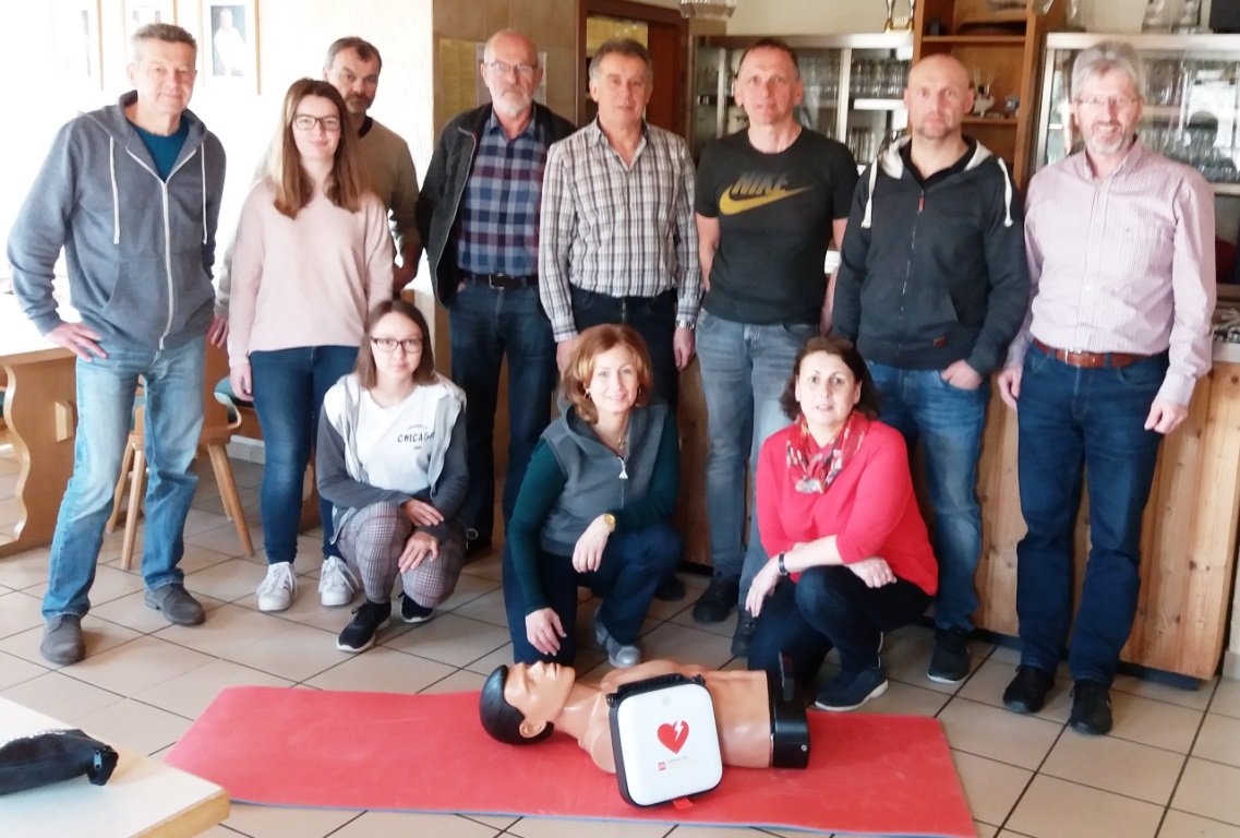 Defibrillator-Einsatz in der Sportstunde
