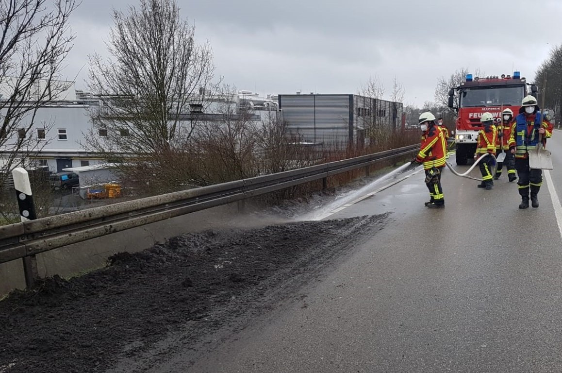 Dreck auf Staatsstraße erhöht Unfallgefahr: Wer war der Verursacher?