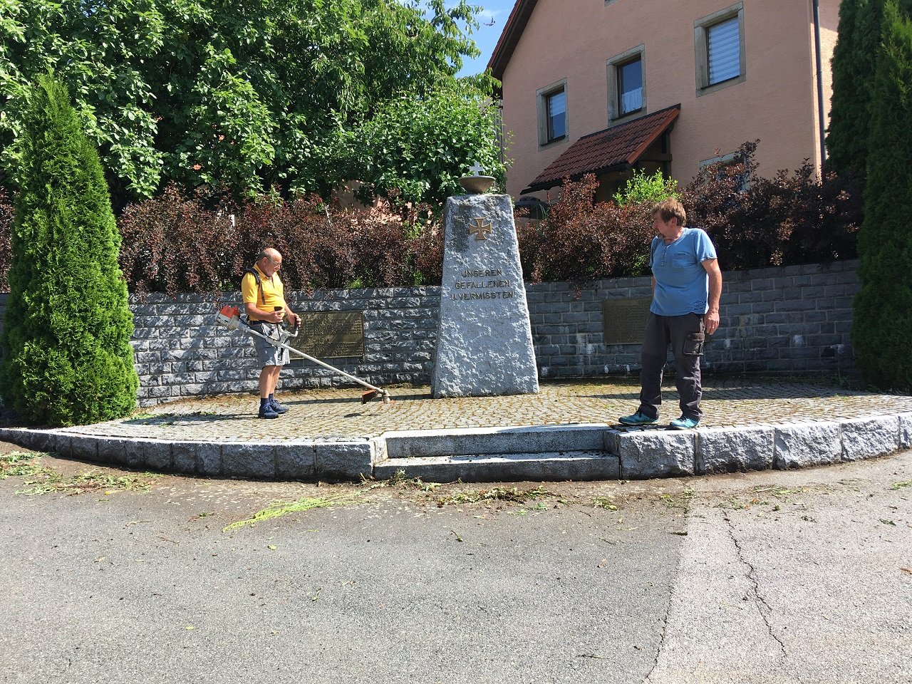 Engagierte Bürger pflegen Kriegerdenkmal