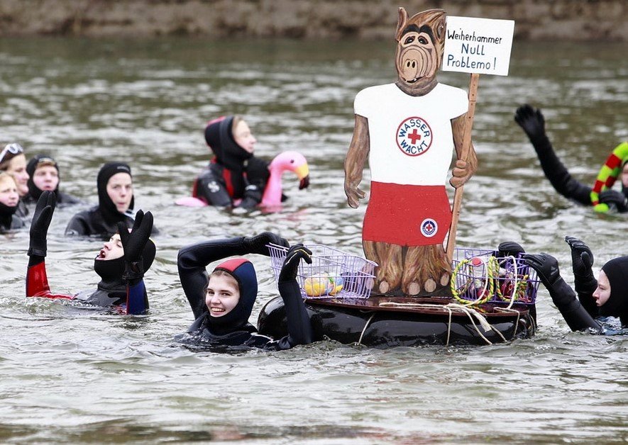 Wasserwacht Weiherhammer stürzt sich in eisige Fluten