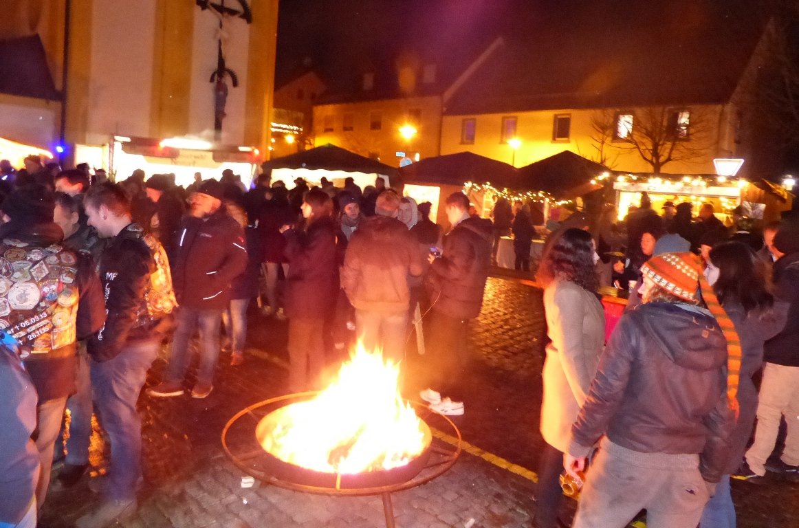 Dorfplatz gerammelt voll