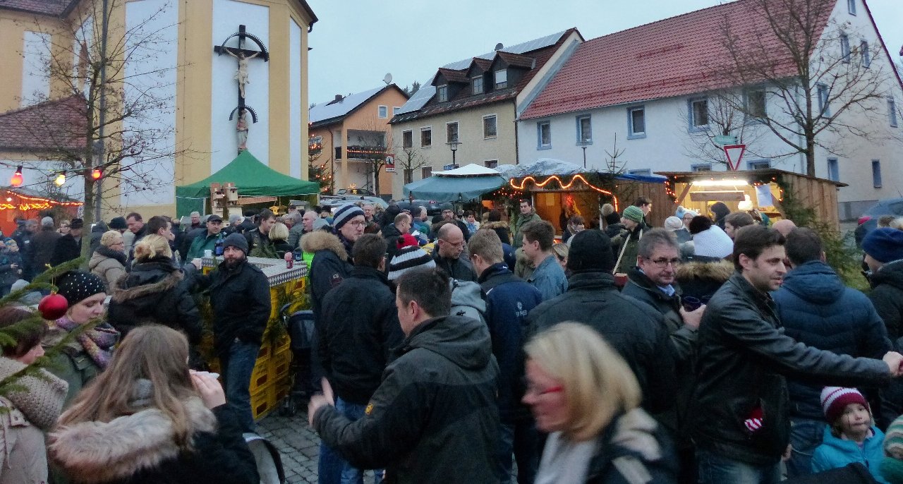 Lichterglanz und Glühweinduft am Dorfplatz