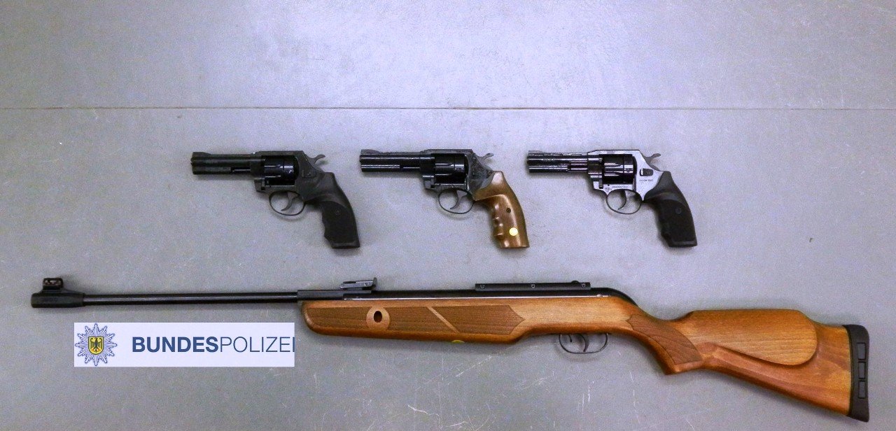 Drei Revolver im Kofferraum – La Bomba in der Hose