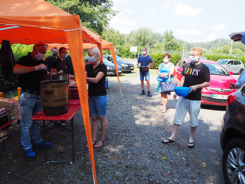 Schweinebraten-Drive-In statt Naab brennt