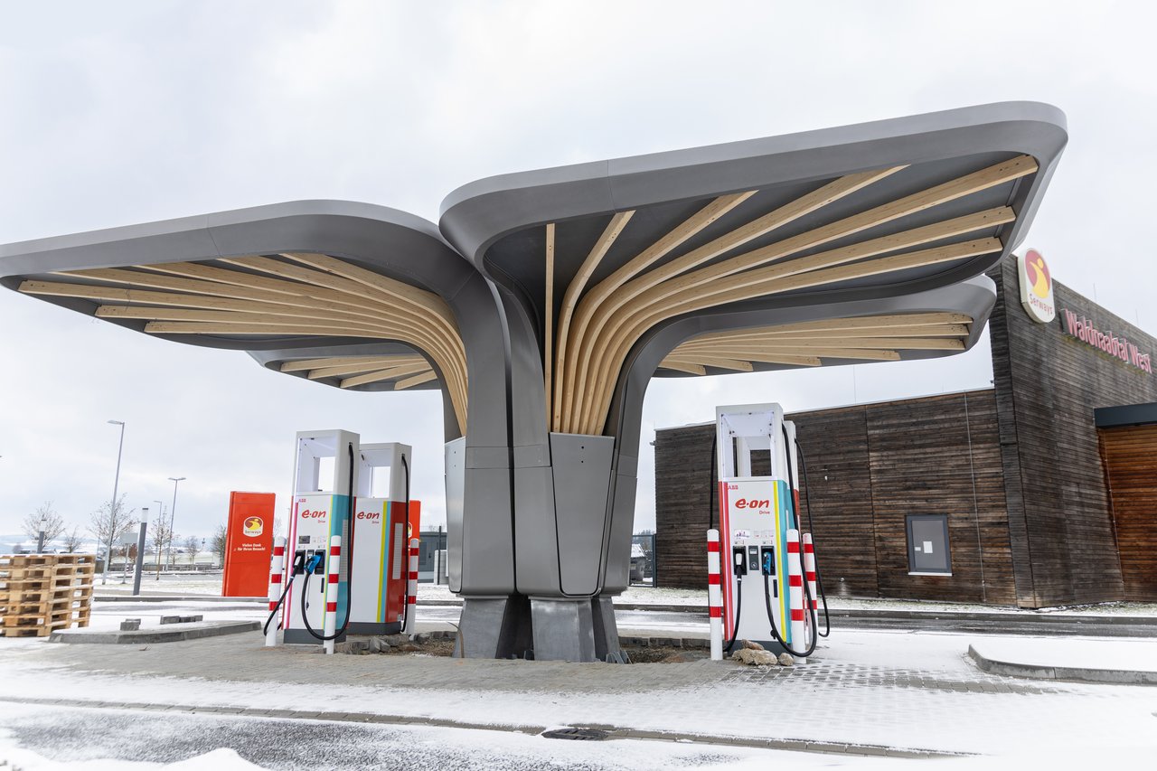 Futuristisch: E-Auto-Ladestation setzt neue Maßstäbe