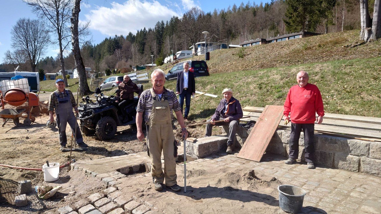 Jetzt wird gebaut – Rentnertruppe sorgt für Lesevergnügen am Gaisweiher