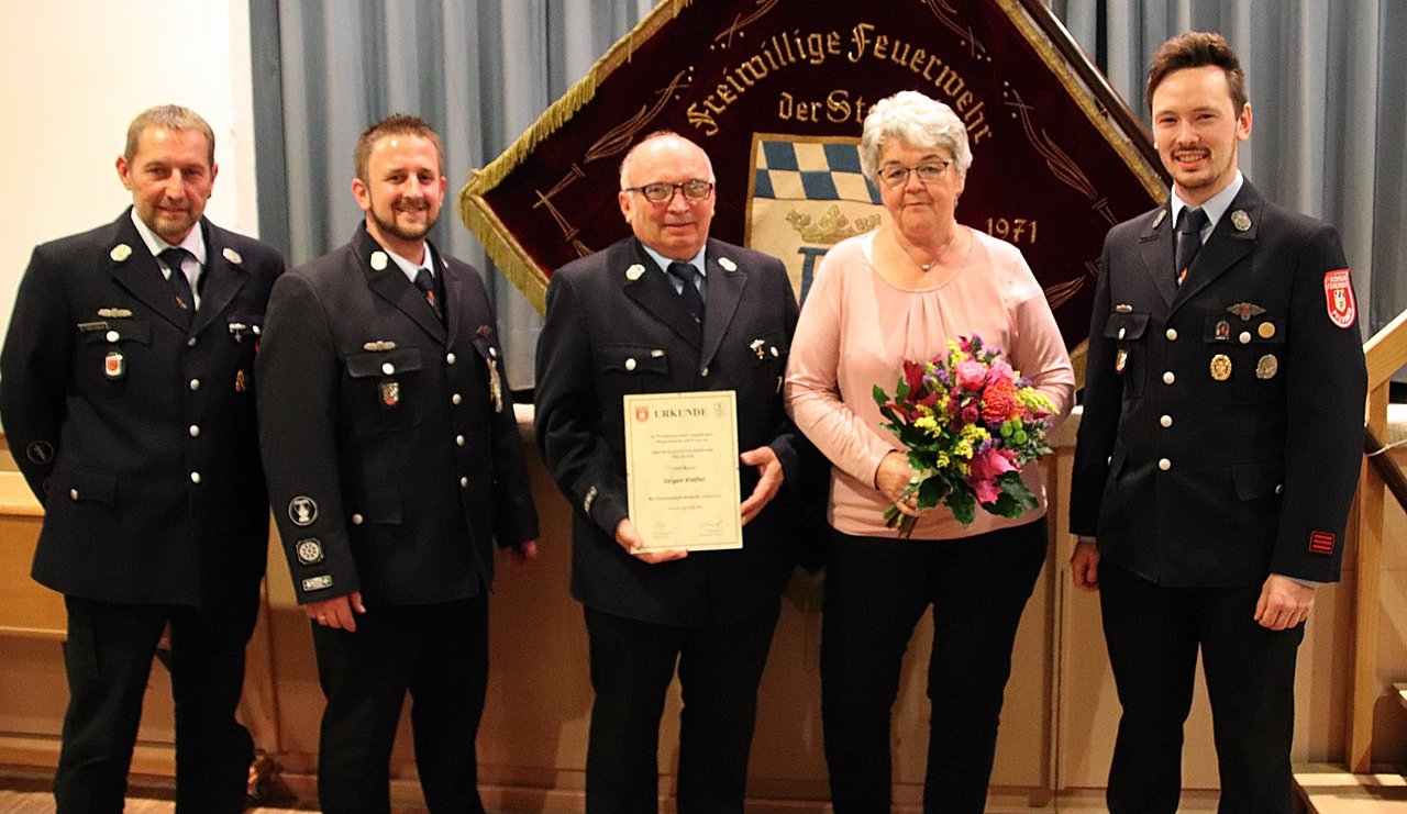 Urgestein der Feuerwehr erhält Ehrenurkunde