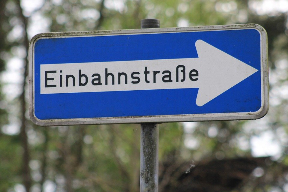 Frau (19) fährt falsch in Einbahnstraße: Rollerfahrer angefahren