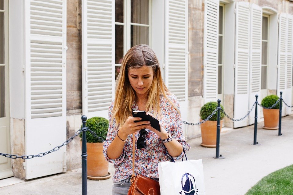 Online-Shopping gegen Einkauf vor Ort